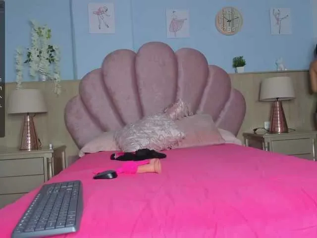 Live sex webcam photo for EmmaQuiinn #273923488