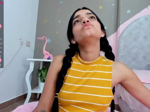 Live sex webcam photo for EmmaQuiinn #274311460