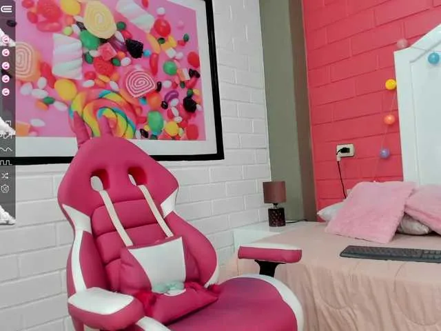 Live sex webcam photo for EmmaQuiinn #274330583