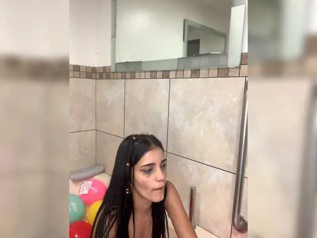 Live sex webcam photo for EmmaQuiinn #274443787