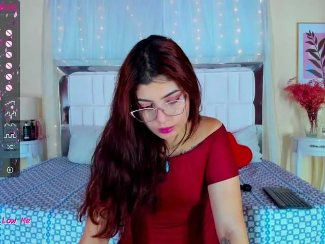 Live sex webcam photo for EmmaRouxx #275687429