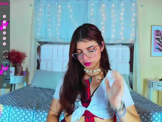 Live sex webcam photo for EmmaRouxx #275718461