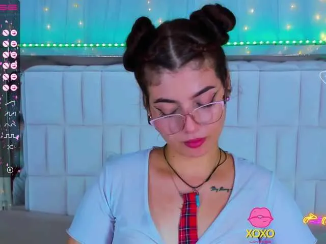 Live sex webcam photo for EmmaRouxx #275927673