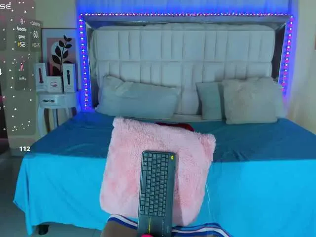 Live sex webcam photo for EmmaRouxx #290396570