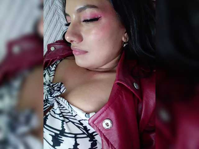 Live sex webcam photo for EmmaSanches #292043357