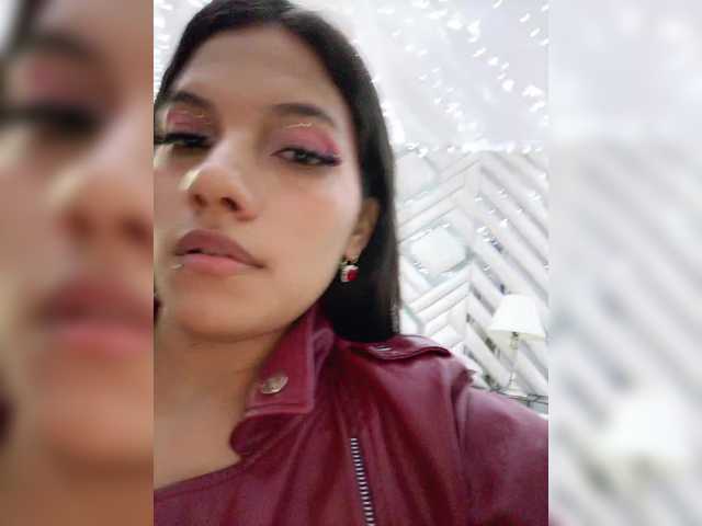 Live sex webcam photo for EmmaSanches #292045368