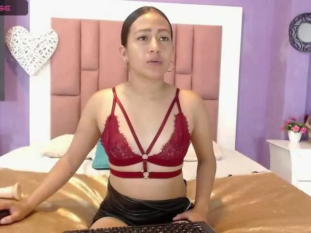 Live sex webcam photo for EmmaaZoe #277133909