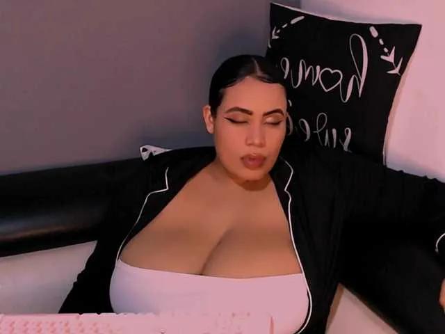 Live sex webcam photo for Emmacamille #292365984