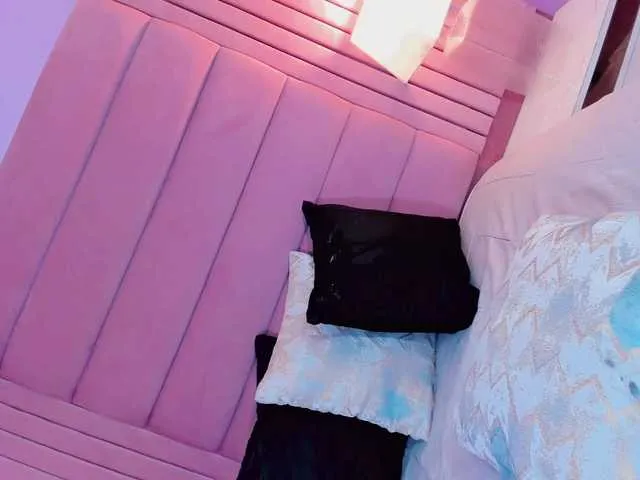 Live sex webcam photo for Emmajoneess #290742246