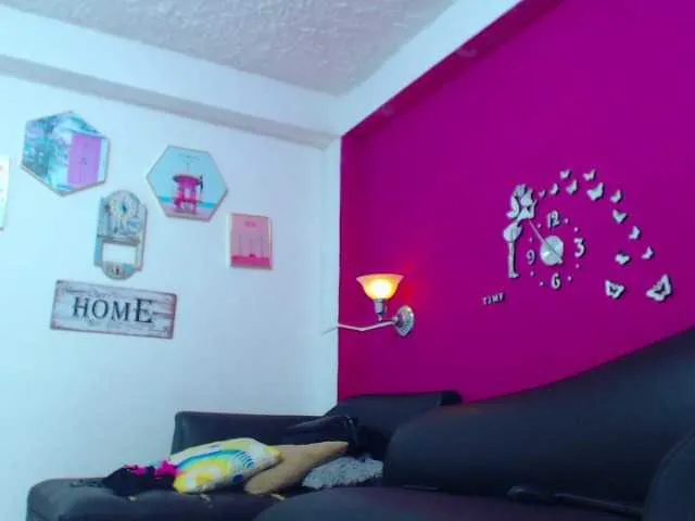 Live sex webcam photo for Emmasheine #275975671