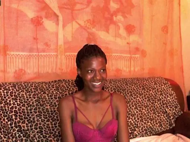 Live sex webcam photo for EmmiLee #276235300