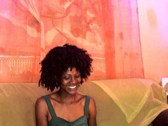 Live sex webcam photo for EmmiLee #276600405