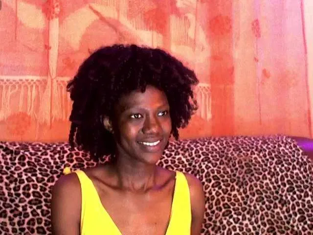 Live sex webcam photo for EmmiLee #276669352