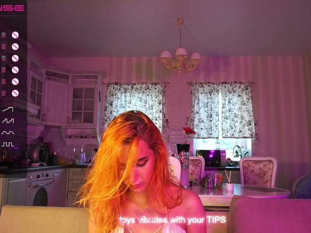 Live sex webcam photo for EmmylieMorris #275918266