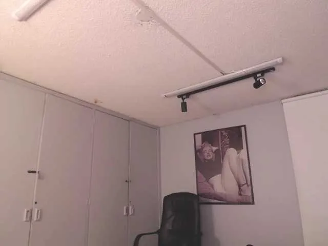 Live sex webcam photo for Emmysanderss #272201393