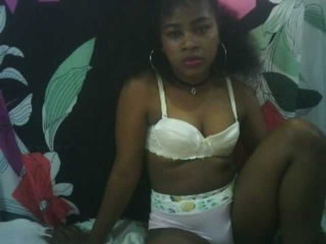 Live sex webcam photo for Emnatie #272754776