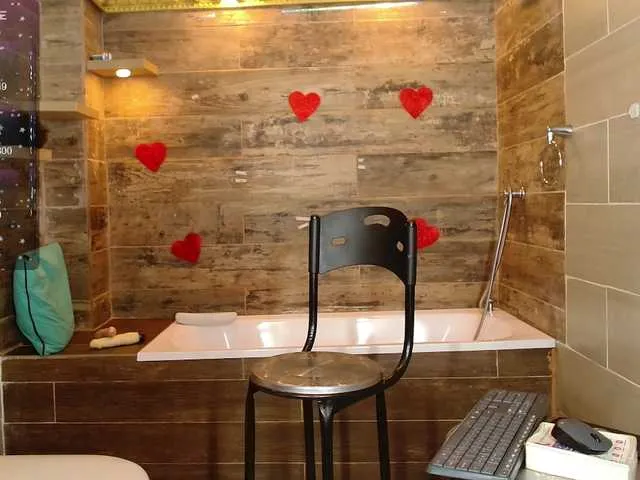 Live sex webcam photo for EnchantedSyd #277825546