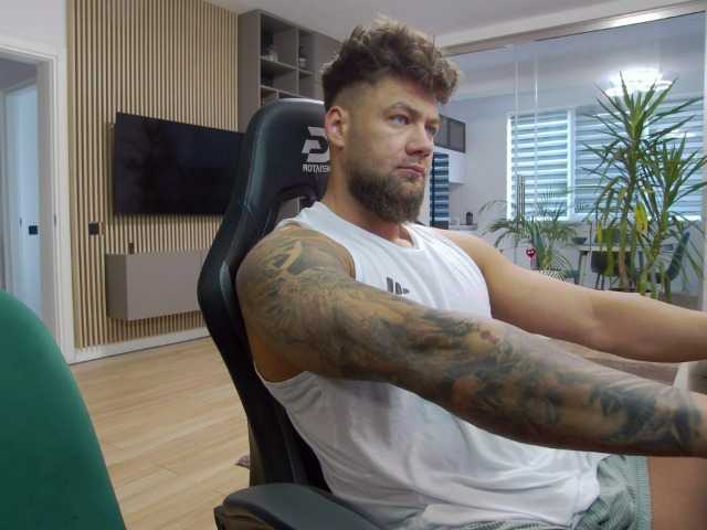 Live sex webcam photo for ErikHunk #277924419