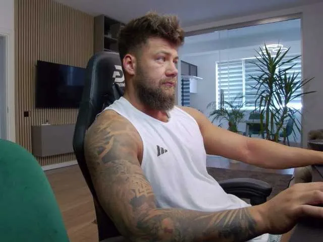 Live sex webcam photo for ErikHunk #278138181