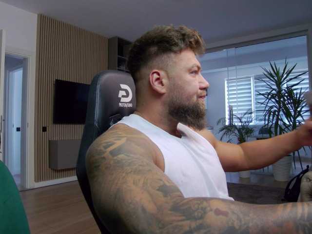 Live sex webcam photo for ErikHunk #287956360