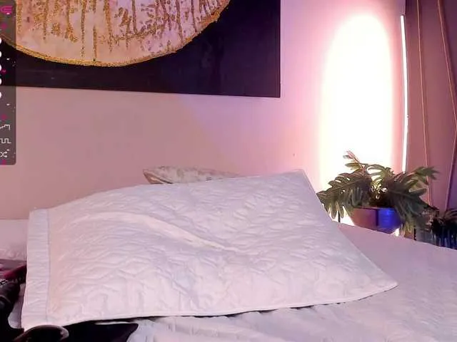 Live sex webcam photo for ErikaBenz #275486545