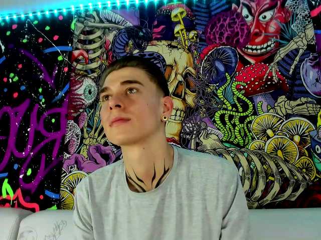 Live sex webcam photo for ErosMiller #275684297