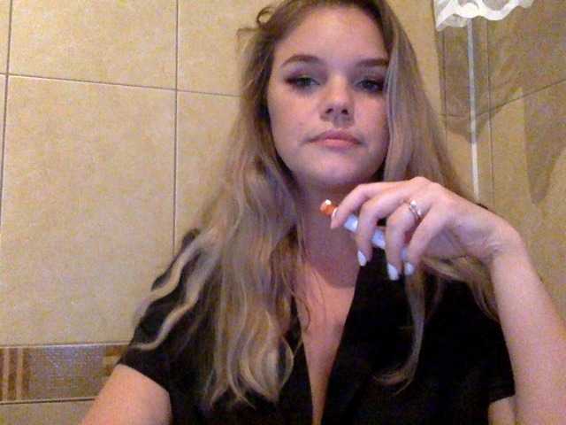 Live sex webcam photo for EsseniaHot #275677615