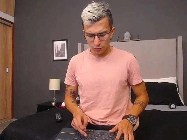 Live sex webcam photo for EthanHart #277894618