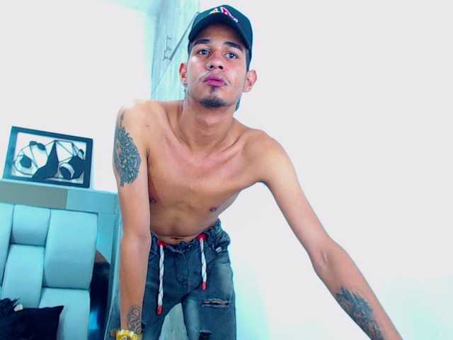 Live sex webcam photo for EthanLiam #275645428