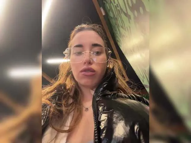 Live sex webcam photo for Etokiska #291145276