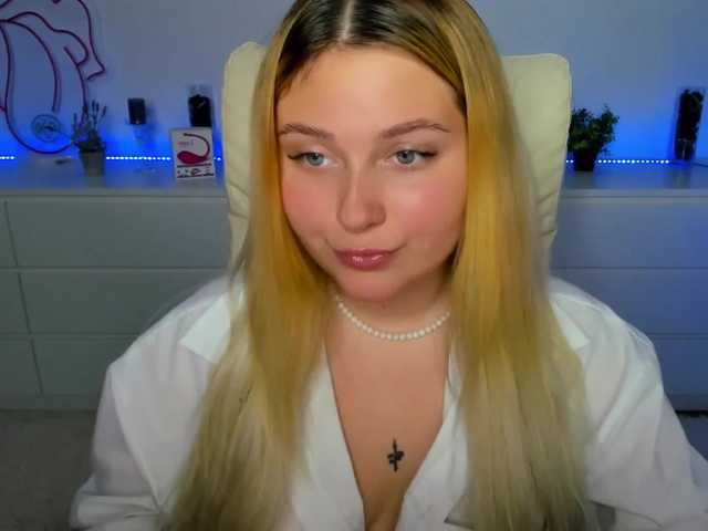 Live sex webcam photo for EvaWhite18 #274221005