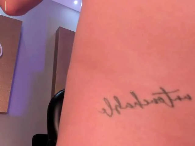 Live sex webcam photo for EveBenson #292263367