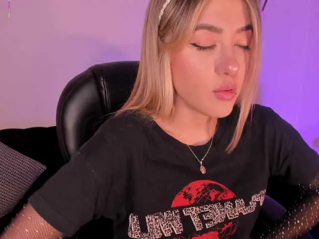 Live sex webcam photo for EveBenson #292424308