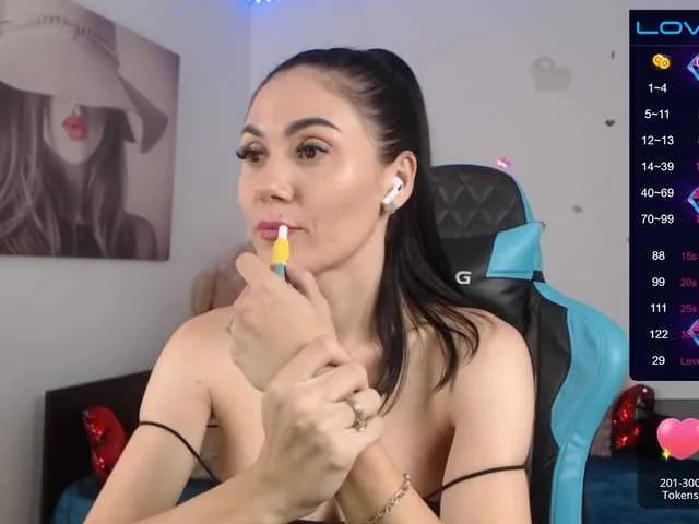 Live sex webcam photo for Evelyn7 #274817036