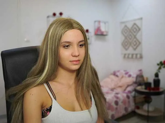 Live sex webcam photo for EvelynCage #292075516