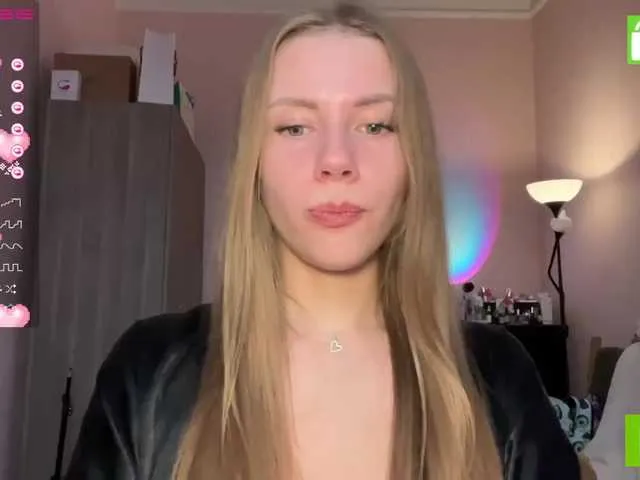 Live sex webcam photo for ExtraCheeseLovesVikki #275597837