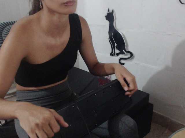 Live sex webcam photo for Eyleenth #276492676