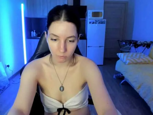 Live sex webcam photo for F1t-girl-number-0ne #292143043