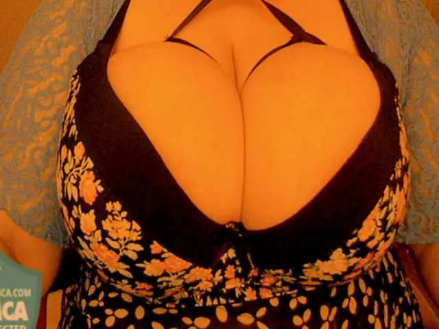 Live sex webcam photo for Favoriteboobs44Nika #293777255