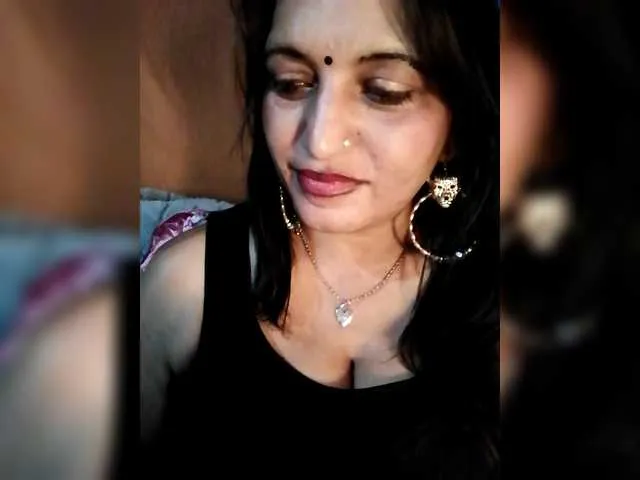 Live sex webcam photo for FiestyQueen #294157931