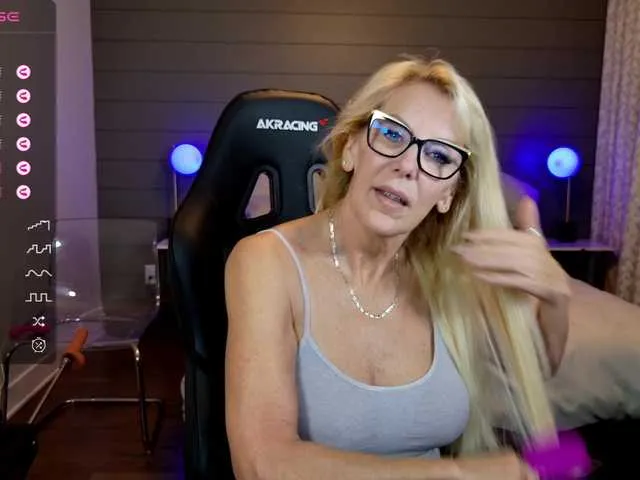 Live sex webcam photo for FitCougar #276596451