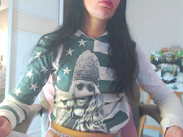 Live sex webcam photo for FlirtyMarin1 #292237456