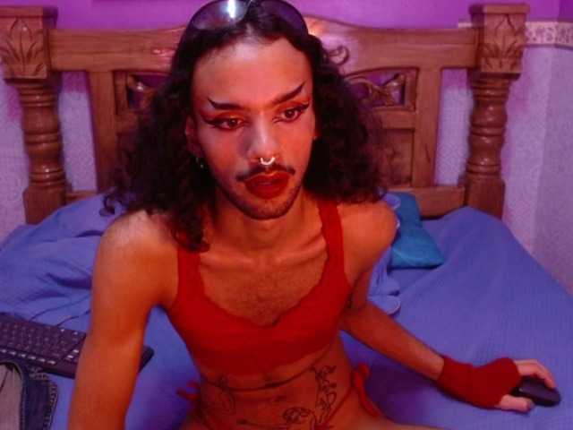 Live sex webcam photo for Foxy-Ella #275601393