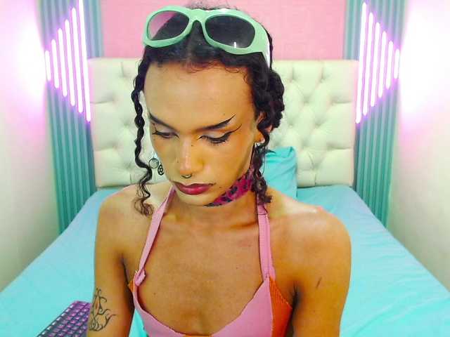 Live sex webcam photo for Foxy-Ella #292075518