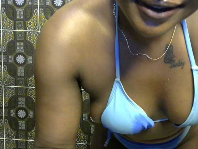 Live sex webcam photo for Foxy101 #278230559