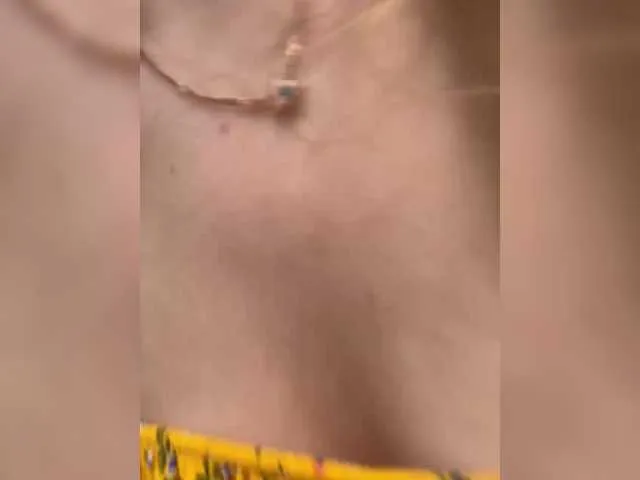 Live sex webcam photo for Foxyfiree #281838534