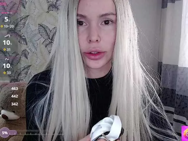 Live sex webcam photo for Foxymoxy19 #292087380