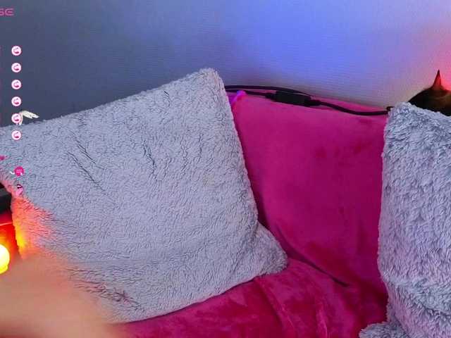 Live sex webcam photo for FrankieFoxie #290889089