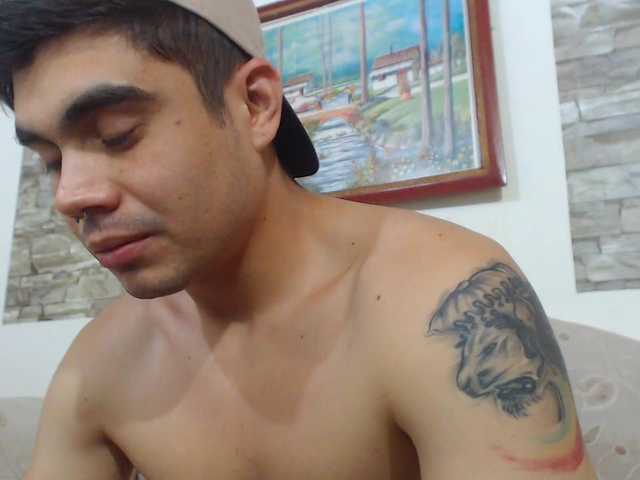 Live sex webcam photo for Fuckboy-201 #277546609