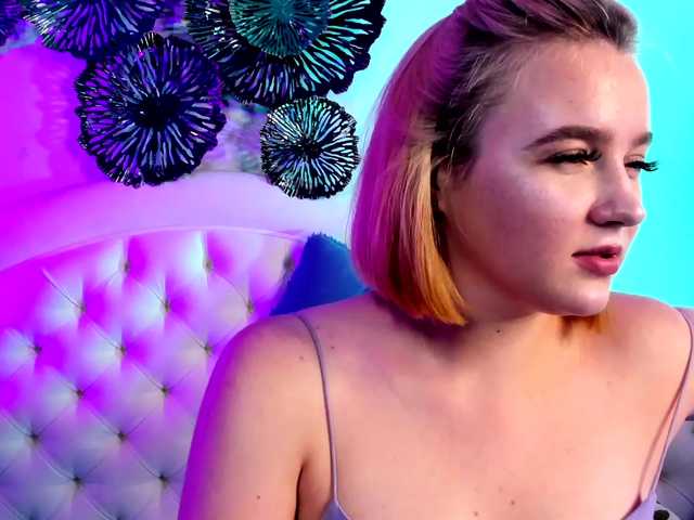 Live sex webcam photo for G-L-O-R-I-A #274614543